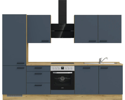 Küchenzeile mit Schränken, Spüle, Herd und Dunstabzugshaube