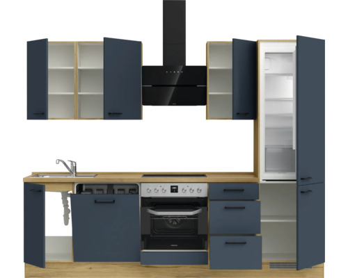 Küchenzeile mit Spüle, Herd, Dunstabzugshaube und Kühlschrank