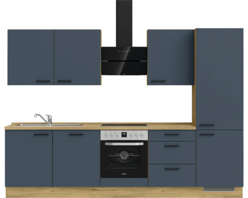 Küchenzeile mit Spüle, Herd, Dunstabzugshaube und Schränken