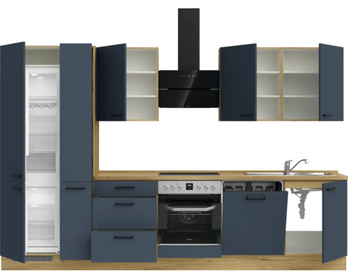 Küchenzeile mit Kühlschrank, Spüle, Herd und Dunstabzugshaube