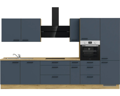 Küchenzeile mit Hängeschränken, Spüle, Herd, Dunstabzugshaube und Backofen