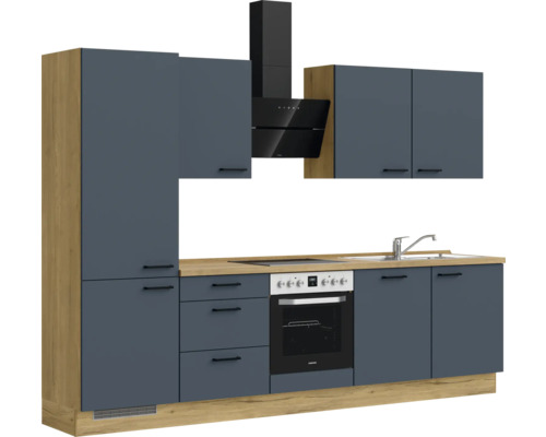 Komplette Küche mit Ober- und Unterschränken, Dunstabzugshaube, Spüle und Elektrogeräten.