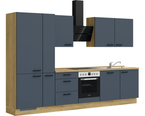 Küchenzeile mit Hängeschränken, Dunstabzugshaube, Spüle und Elektroherd