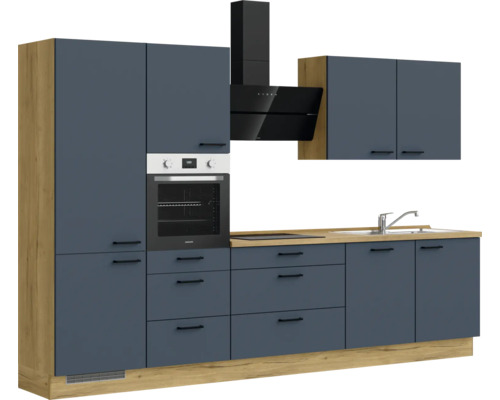 Komplette Küche mit Einbaubackofen, Dunstabzugshaube, Spüle und verschiedenen Schränken