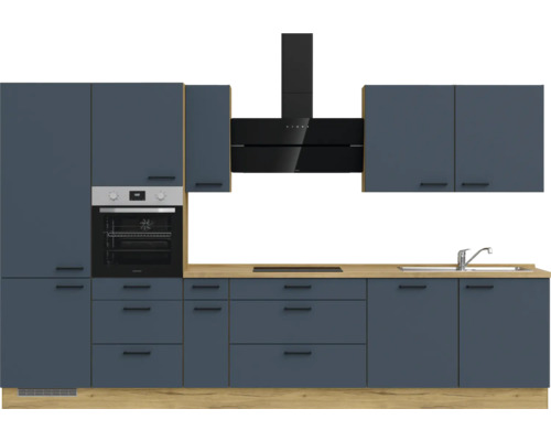 Küchenzeile mit Schränken, Spüle, Herd und Dunstabzugshaube