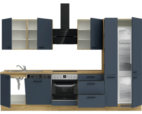 Komplette Küche mit Spüle, Herd, Dunstabzugshaube und Kühlschrank