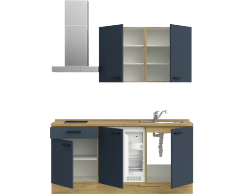 Küchenzeile mit Spüle, Kühlschrank, Kochfeld und Dunstabzugshaube