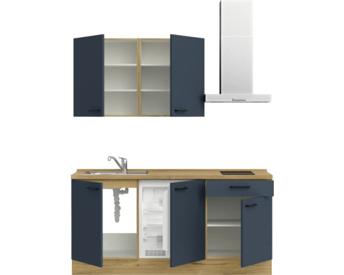 Küchenzeile mit Spüle, Kühlschrank und Dunstabzugshaube