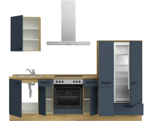 Küchenzeile mit Spüle, Herd, Backofen, Dunstabzugshaube, Kühlschrank und Hängeschrank