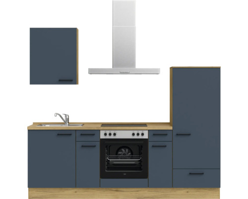 Küchenzeile mit Spüle, Herd, Dunstabzugshaube und Schränken