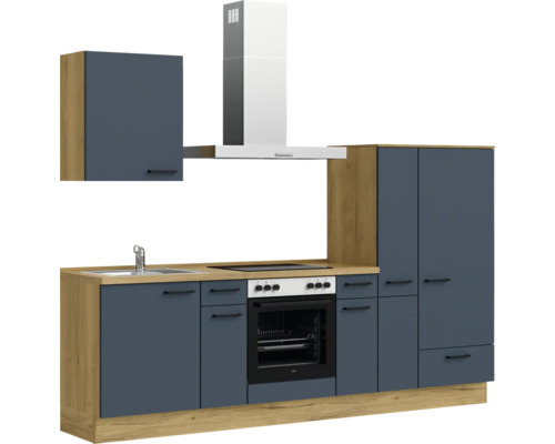 Küchenzeile mit Spüle, Herd, Backofen, Dunstabzugshaube und Schränken in Holzoptik und Blau