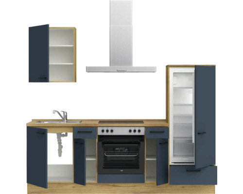 Küchenzeile mit Spüle, Herd, Dunstabzugshaube und Kühlschrank