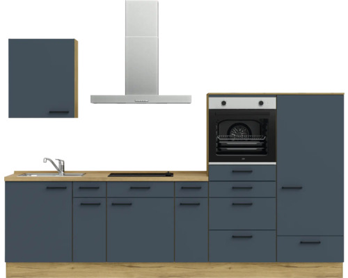 Küchenzeile mit Spüle, Kochfeld, Dunstabzugshaube und Einbaubackofen