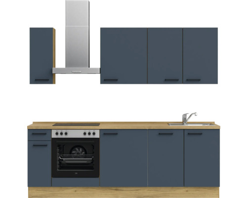 Küchenzeile mit Hängeschränken, Dunstabzugshaube, Herd, Spüle und Arbeitsplatte in Holzoptik