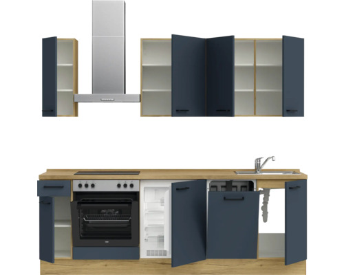 Küchenzeile mit Ober- und Unterschränken, Dunstabzugshaube, Spüle, Herd, Backofen, Kühlschrank und Geschirrspüler