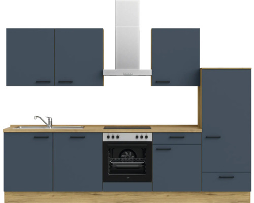 Küchenzeile mit Spüle, Herd, Backofen, Dunstabzugshaube und Hängeschränken