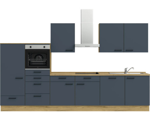 Küchenzeile mit Ober- und Unterschränken, Einbaubackofen und Dunstabzugshaube.