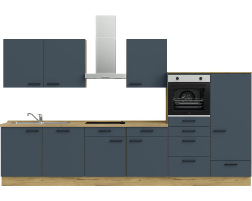 Küchenzeile mit Spüle, Kochfeld, Backofen, Dunstabzugshaube und Schränken