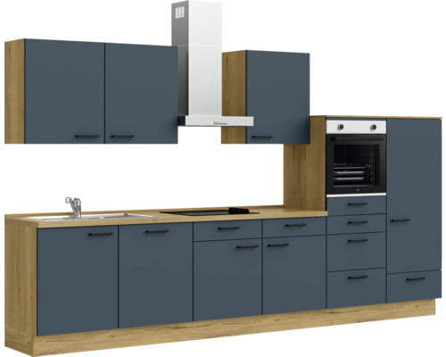 Küchenzeile mit Spüle, Herd, Dunstabzugshaube und Backofen