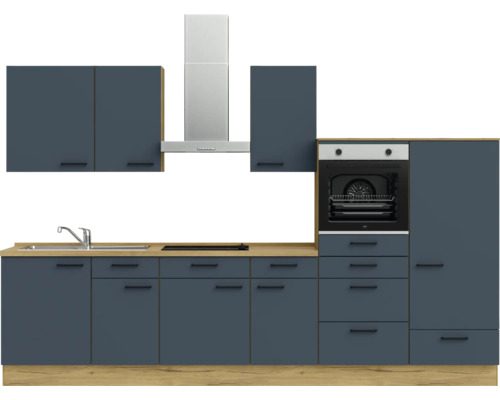 Küchenzeile mit Spüle, Herd, Backofen, Dunstabzugshaube und Schränken