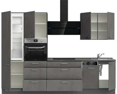 Komplette graue Küchenzeile mit Kühlschrank, Backofen, Herd, Dunstabzugshaube, Spüle und Schränken.