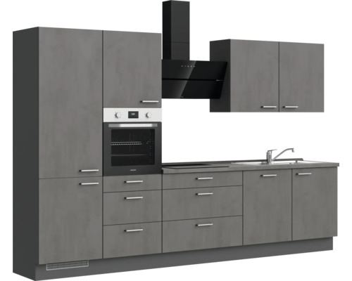 Graue Küchenzeile mit Backofen, Dunstabzugshaube, Spüle und Schränken.