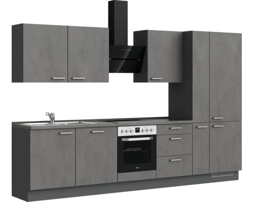 Graue Küchenzeile mit Spüle, Herd, Dunstabzugshaube und Schränken.