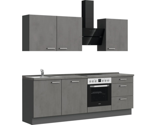 Küchenzeile mit Spüle, Herd, Dunstabzugshaube und Hängeschränken