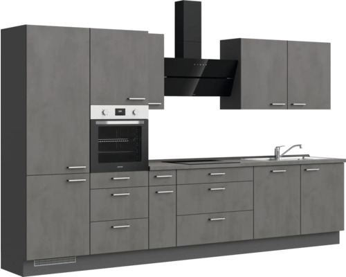 Küchenzeile mit Schränken, Spüle, Herd und Dunstabzugshaube