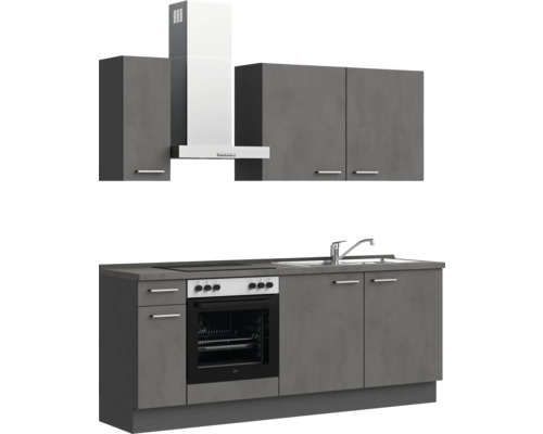 Küchenzeile mit Hängeschränken, Spüle, Herd und Dunstabzugshaube