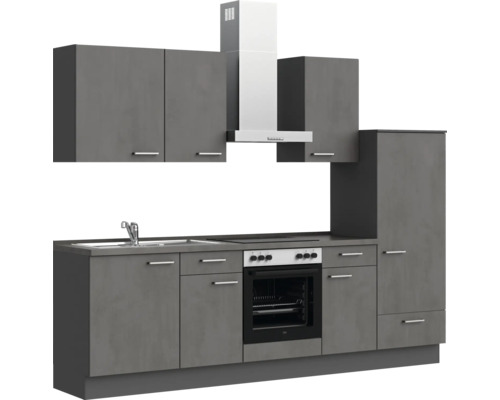 Küchenzeile mit Spüle, Kochfeld, Backofen, Dunstabzugshaube und Schränken