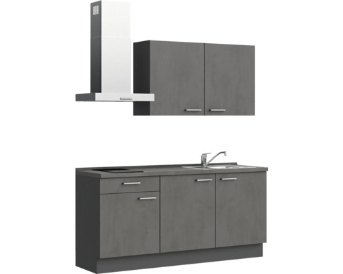 Küchenzeile mit Dunstabzugshaube und Spüle