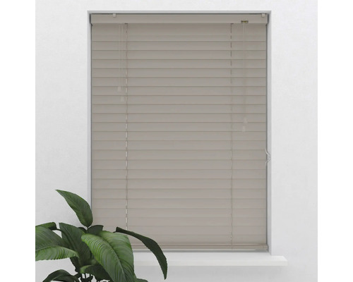 Geschlossene Jalousie aus Holz vor einem Fenster