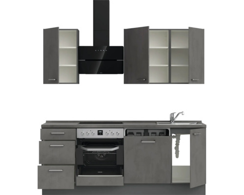 Komplette Küchenzeile mit Ober- und Unterschränken, Herd und Dunstabzugshaube.