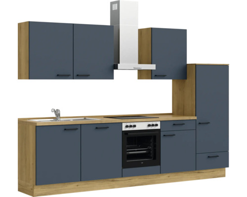 Komplette Küche mit Spüle, Herd, Dunstabzugshaube und Schränken in Holzoptik und Dunkelblau