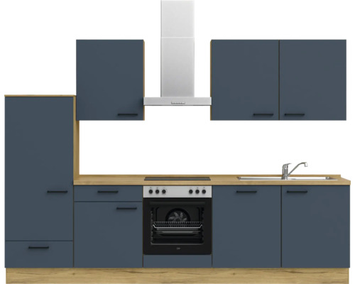 Küchenzeile mit Spüle, Kochfeld, Backofen, Dunstabzugshaube und Hängeschränken