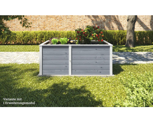 Hochbeet aus Holz mit Salat und Tomaten im Garten