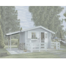 Gartenhaus mit Veranda und Holzstapel im Garten