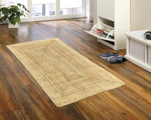 Flur mit Teppich, Schuhschrank und Dekoration