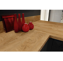 Küchenarbeitsplatte mit Holzstruktur und Dekoration