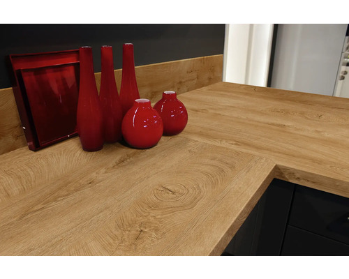 Küchenarbeitsplatte mit Holzstruktur und Dekoration