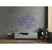 Wohnzimmer mit Sideboard und geometrischer Wanddekoration