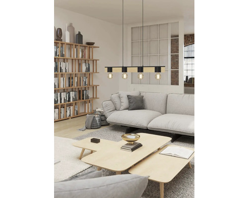 Wohnzimmer mit Sofa, Couchtisch und Hängelampe mit vier Leuchtmitteln