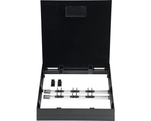 Offene schwarze Verteilerdose mit Installationselementen