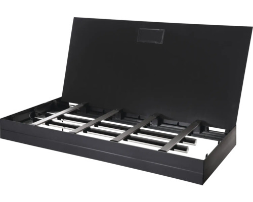 Offene Grillschale aus Metall mit Rost