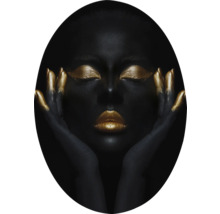 Dekoratives Bild einer Frau mit schwarzer Haut und goldenem Make-up