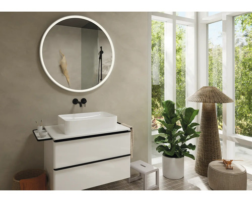 Helles Badezimmer mit Waschtisch, Spiegel mit Beleuchtung und großem Fenster