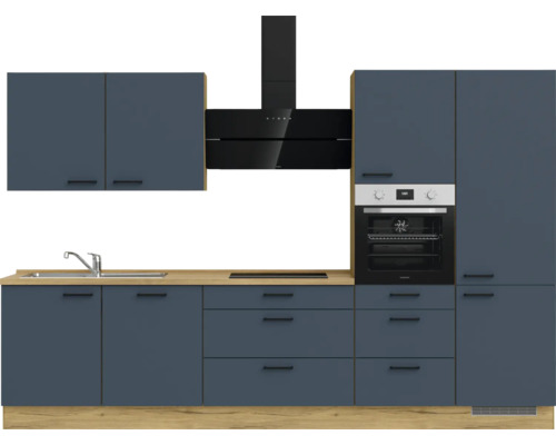 Komplette Küche mit Spüle, Kochfeld, Dunstabzugshaube und Backofen sowie Ober- und Unterschränken in modernem Design.