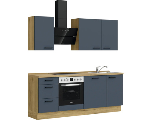 Küchenzeile mit Hängeschränken, Dunstabzugshaube, Herd und Spüle