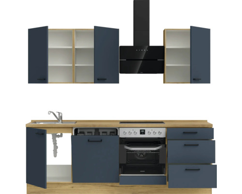 Küchenzeile mit Spüle, Herd, Dunstabzugshaube und Schränken